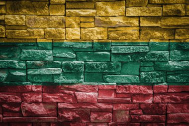 Taştan arka planda Litvanya 'nın ulusal bayrağı. Ulusal gurur kavramı ve ülkenin sembolü. Taş dokusu arka planında bayrak pankartı.