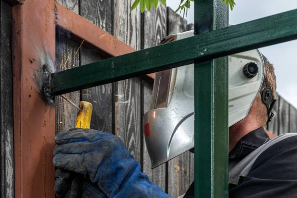 Schweißer Mit Schweißmaske Bauuniform Und Schutzhandschuhen Braut Metallschweißgerät Auf Straßenbau — Stockfoto