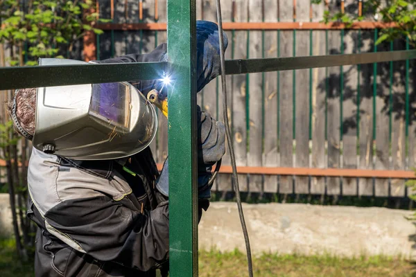Homme Soudeur Dans Masque Soudage Construction Uniforme Des Gants Protection — Photo