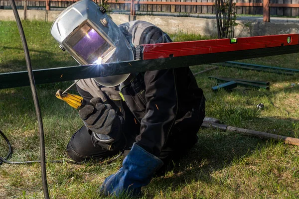 Mladý Muž Svářeč Uniformě Svařovací Maska Svářečky Kůže Svařovací Kov — Stock fotografie