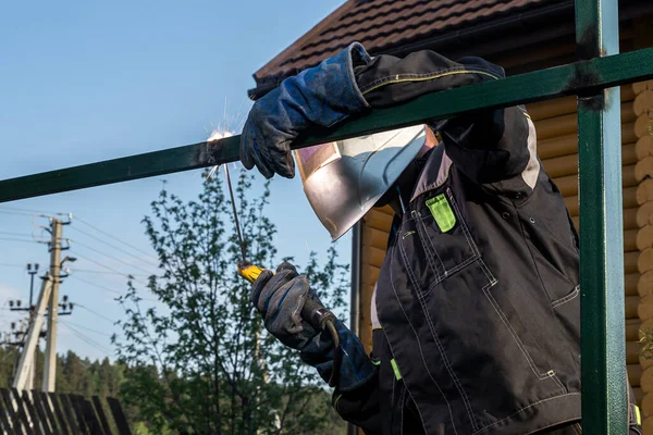 Arbeiter Schweißer Auf Einer Baustelle Schweißt Eine Metallkonstruktion Einem Zaun — Stockfoto