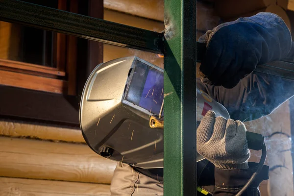 Nahaufnahme Eines Jungen Mannes Schweißer Uniform Schweißmaske Und Schweißt Leder — Stockfoto