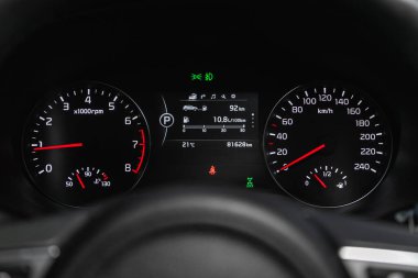 Novosibirsk, Rusya - 16 Mayıs 2021: Kia Sportage, Hız göstergesi, taksimetre ve direksiyon tekerleği