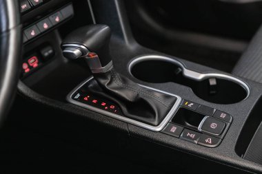 Novosibirsk, Rusya - 16 Mayıs 2021: Kia Sportage, Araba Detaylandırması. Otomatik iletim kolu vardiyası.