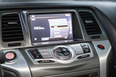 Novosibirsk, Rusya - 16 Mayıs 2021: Nissan Murano, radyo, oyuncu ve kontrol düğmesi olan siyah bir panele yakın çekim