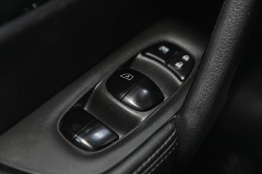 Novosibirsk, Rusya - 16 Mayıs 2021: Nissan X-Patikası, araba kapısı iç kolluk pencere paneli, kapı kilidi düğmesi. İç ayrıntılar.
