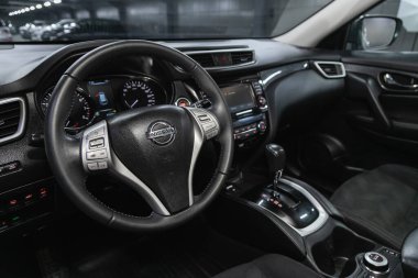 Novosibirsk, Rusya - 16 Mayıs 2021: Nissan X-track, gösterge paneli, oyuncu, logo ve düğmeli direksiyon, hız göstergesi ve taktik ölçer
