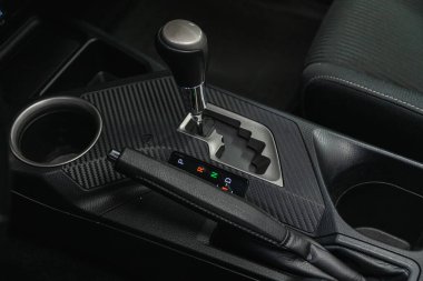 Novosibirsk, Rusya - 16 Mayıs 2021: Toyota RAV-4, Araç Detaylandırması. Otomatik iletim kolu vardiyası.