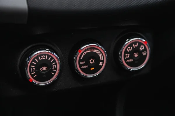 러시아 노보시비르스크 2021 Mitsubishi Outlander Black Detailed Air Conditioning Button — 스톡 사진