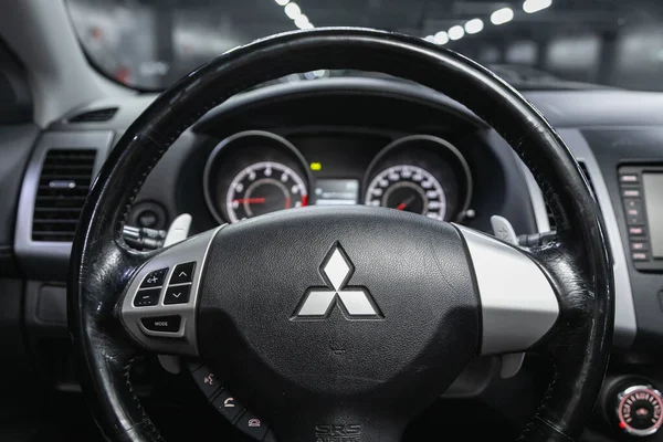 Novosibirsk Rússia Maio 2021 Mitsubishi Outlander Painel Jogador Volante Com — Fotografia de Stock