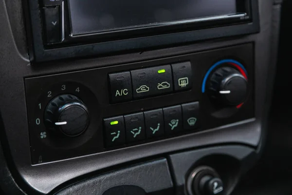 2021年5月16日 现代索纳塔 带有空调按钮的黑色细节 带有车内温度信息的仪表盘 — 图库照片