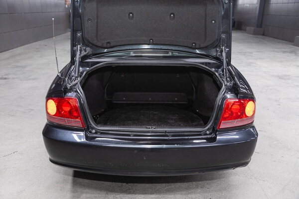 Новосибирск, Россия - 16 мая 2021 года: Hyundai Sonata, вид сзади автомобиля с открытым багажником. Экстерьер современного автомобиля