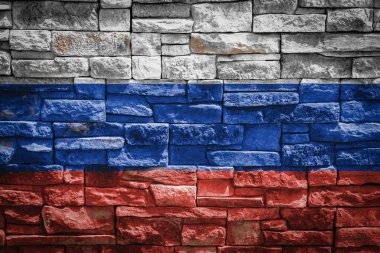 Rusya 'nın ulusal bayrağı arka planda taştan duvarda. Ulusal gurur kavramı ve ülkenin sembolü. Taş dokusu arka planında bayrak pankartı.