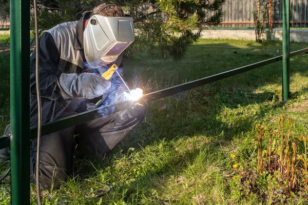 Mladý Muž Svářeč Uniformě Svařovací Maska Svářečky Kůže Svařovací Kov — Stock fotografie