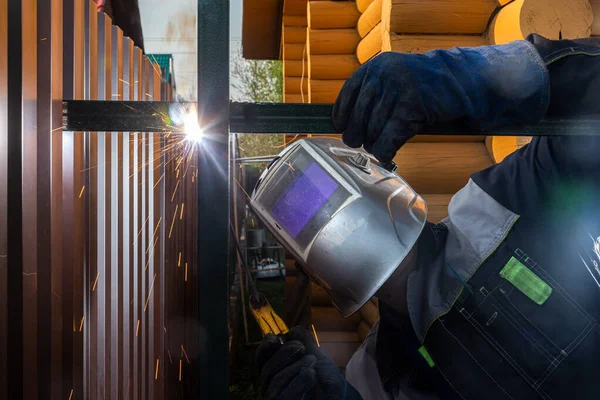 Schweißer Mit Schweißmaske Bauuniform Und Schutzhandschuhen Braut Metallschweißgerät Auf Straßenbau — Stockfoto