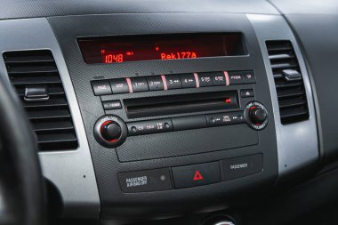 Novosibirsk, Rusya - 29 Mayıs 2021: PEUGEOT 3007, FM-alıcısı, CD, ses kontrol düğmeleri, şarkılar ve diğer düğmeler arasında geçiş 