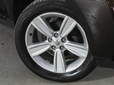 Novosibirsk, Rusya - 29 Mayıs 2021: PEUGEOT 3007, Siyah arabanın tekerleği - kapanıyor