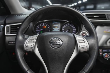 Novosibirsk, Rusya - 29 Mayıs 2021 Nissan X-Patikası, logo, hız göstergesi ve takometresi olan direksiyon