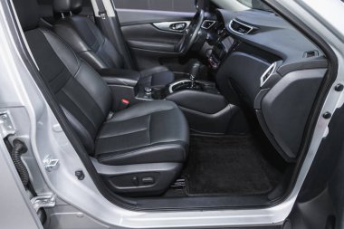 Novosibirsk, Rusya - 29 Mayıs 2021 Nissan X-Trail, yeni stil bir araba, direksiyon, hız göstergesi, takometre ve diğer ayarlama düğmeleri olan gösterge paneli