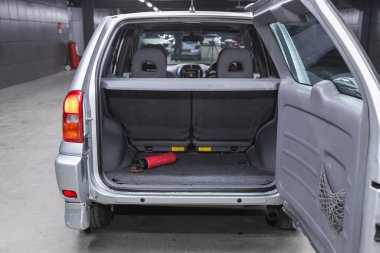 Novosibirsk, Rusya - 29 Mayıs 2021: Toyota RAV-4, açık bagajlı bir arabanın arka görüntüsü. Modern bir ca 'nın dışı.