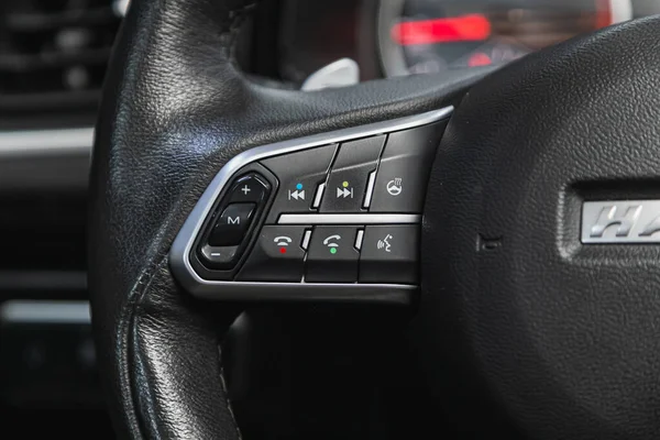 2021年5月29日 俄罗斯 Novosibirsk Haval 带多功能按钮的黑色方向盘 用于快速控制 在车上的特写 — 图库照片