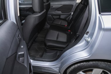 Novosibirsk, Rusya - 29 Mayıs 2021: Mitsubishi Outlander, Comfort vagonu içeride. Arabanın içi temiz: siyah arka koltuklar, başlıklar ve kemer.