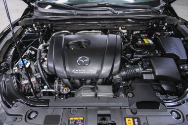 Novosibirsk, Rusya - 29 Mayıs 2021: Mazda 6, güçlü motor kapanışı. Temiz motor bloğu