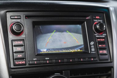 Novosibirsk, Rusya - 29 Mayıs 2021: Subaru Forester, Monitörlü ters kamera, düğmeler - modern arabanın detayları ve kontrolleri.
