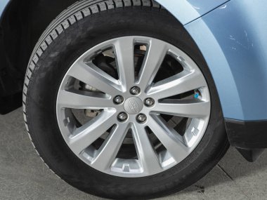 Novosibirsk, Rusya - 29 Mayıs 2021: Subaru Forester, yakın çekimli alüminyum alaşımlı tekerlek ve yeni lastik