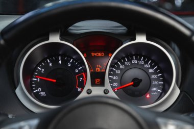 Novosibirsk, Rusya - 29 Mayıs 2021: Nissan Juke, Kilometre, kilometre sayacı, takometre, yakıt seviyesi