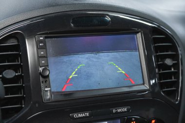 Novosibirsk, Rusya - 29 Mayıs 2021: Nissan Juke, Monitörlü ters kamera, düğmeler - modern arabanın detayları ve kontrolleri.