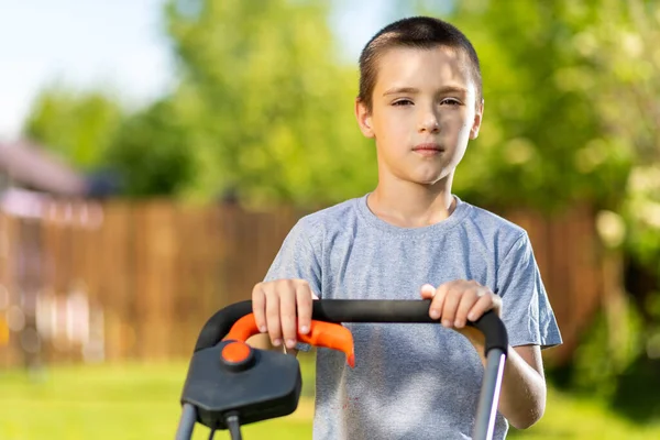 Närbild Porträtt Pojke Arbetare Trädgården Arbetar Klippning Gräsmattan Med Hjälp — Stockfoto