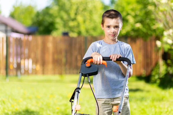 Porträtt Pojke Med Elektrisk Gräsklippare Klippa Gräsmattan Skönhet Pojke Beskärning — Stockfoto