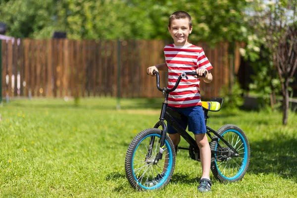 Egy Fiatal Vicces Fiú Biciklizik Vagy Biciklizik Nyáron — Stock Fotó