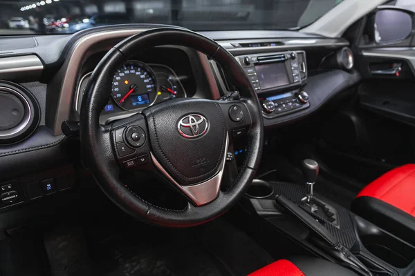 2021年5月29日 丰田Rav Toyota Rav 座舱内细节 速度计和速度计 黑色皮革内饰 — 图库照片