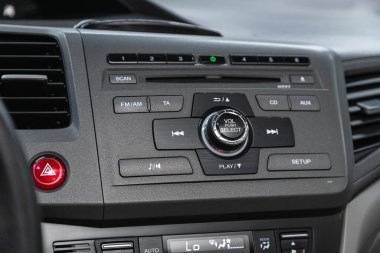 Novosibirsk, Rusya - 08 Haziran 2021: Honda Civiç, radyo, oyuncu ve kontrol düğmesi olan siyah bir panele yakın çekim