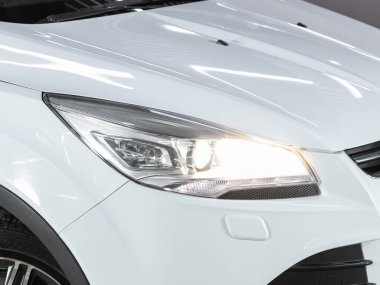 Novosibirsk, Rusya - 08 Haziran 2021: Ford Kuga, yeni arabanın ayrıntılı ışığı. Dış detay 