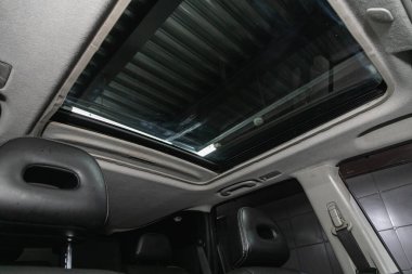 Novosibirsk, Rusya - 08 Haziran 2021: Nissan X-Patikası, gri çatıdaki kapağın yakın çekimi.