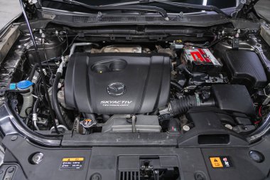 Novosibirsk, Rusya - 08 Haziran 2021: Mazda CX-5, Yeni araba motorunun ayrıntılarını kapat