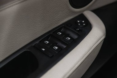 Novosibirsk, Rusya - 08 Haziran 2021: BMW X6, modern otomobilin iç mimarisi. Yan kapı düğmeleri: pencere, ayna ayarlama düğmeleri, kapı kilidi. Araba içeride..