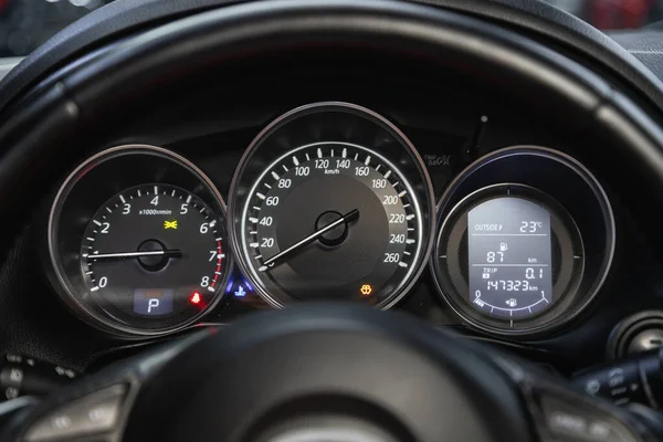 Novosibirsk Rusland Juni 2021 Mazda Car Dashboard Met Witte Achtergrondverlichting — Stockfoto