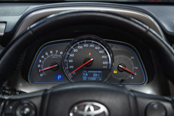 러시아 노보시비르스크 2021 Toyota Rav4 Car Dashboard White Backlight Odometer — 스톡 사진