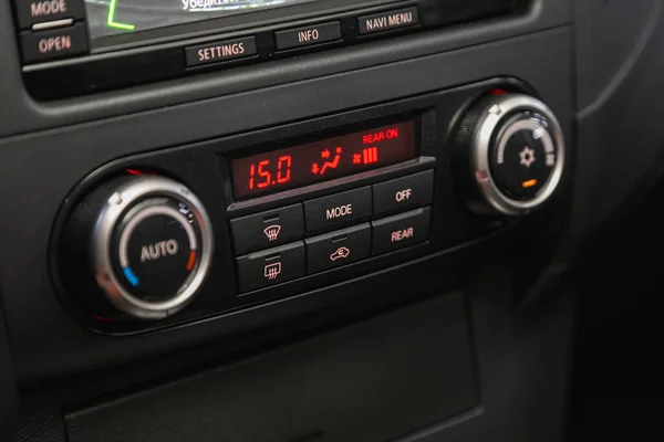 2021年6月8日 俄罗斯Novosibirsk Mitsubishi Pajero Close Instrument Car Panel Climat Control — 图库照片