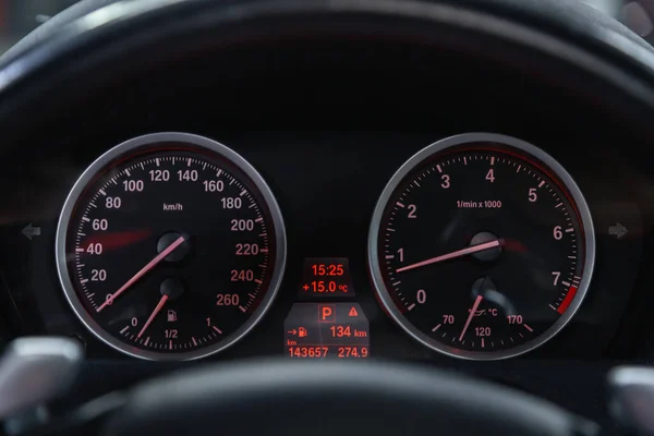2021年6月8日 宝马X6 白色背光汽车仪表盘 里程计 速度计 速度计 油位计 水温及摩尔 — 图库照片