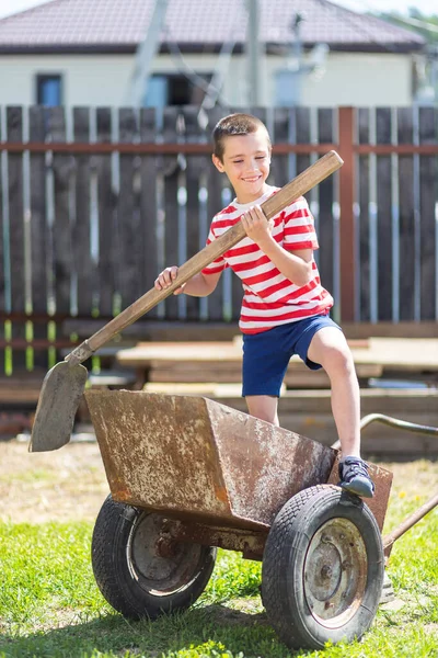 Petit Garçon Joyeux Tient Sur Une Brouette Jardin Tient Une — Photo