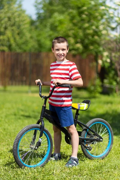 夏に自転車や自転車に乗っている若い面白い男の子 — ストック写真