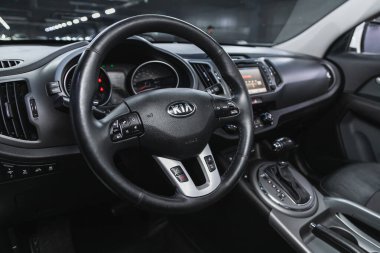 Novosibirsk, Rusya - 08 Haziran 2021: Kia Sportage, direksiyon simidi, hız göstergesi, takometre ve diğer ayarlama düğmeleri ile gösterge paneli