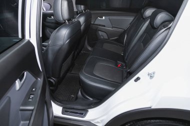 Novosibirsk, Rusya - 8 Haziran 2021: Kia Sportage, Comfort Car in inside. Arabanın içi temiz: siyah arka koltuklar, başlıklar ve kemer.