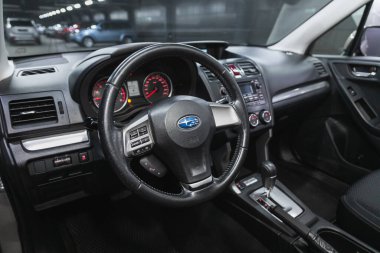 Novosibirsk, Rusya - 08 Haziran 2021: Subaru Forester, direksiyon simidi, hız göstergesi, takometre ve diğer ayarlama düğmeleri