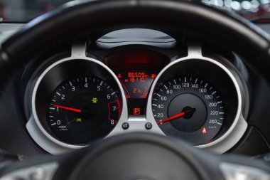 Novosibirsk, Rusya - 08 Haziran 2021: Nissan Juke, araba gösterge panelinde imza ve sembol. Araba hız göstergesi ve taktik ölçer yakın çekim. Arabanın içi.